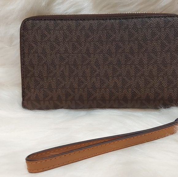 Signature Jet Set Flat Multifunction Phone Case/ wristlet - Picture 8 of 9